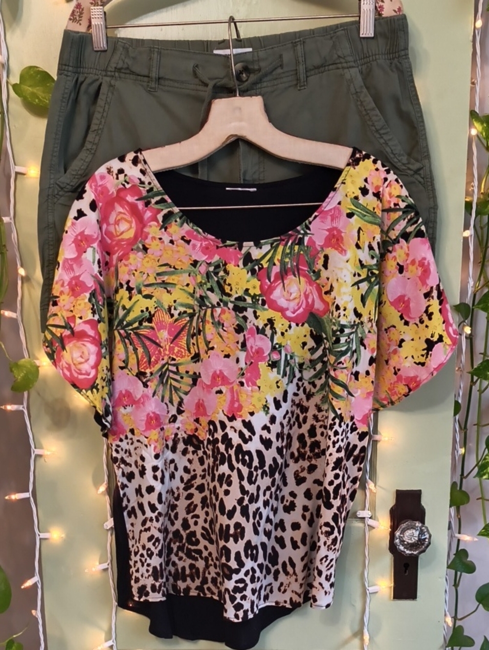 Women's Flowy Lightweight Floral Cheetah Pink Black Animal Top M - Picture 2 of 11